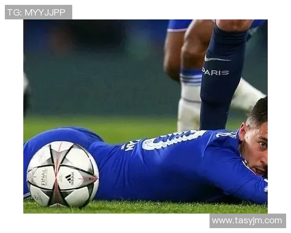 足球明星翘臀照片引发女生热议时尚潮流与健身魅力的完美结合