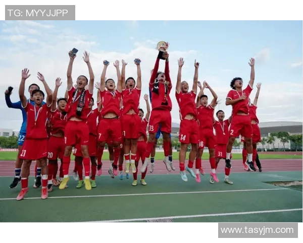 运动酷女孩与足球明星的完美结合展现青春活力与激情梦想